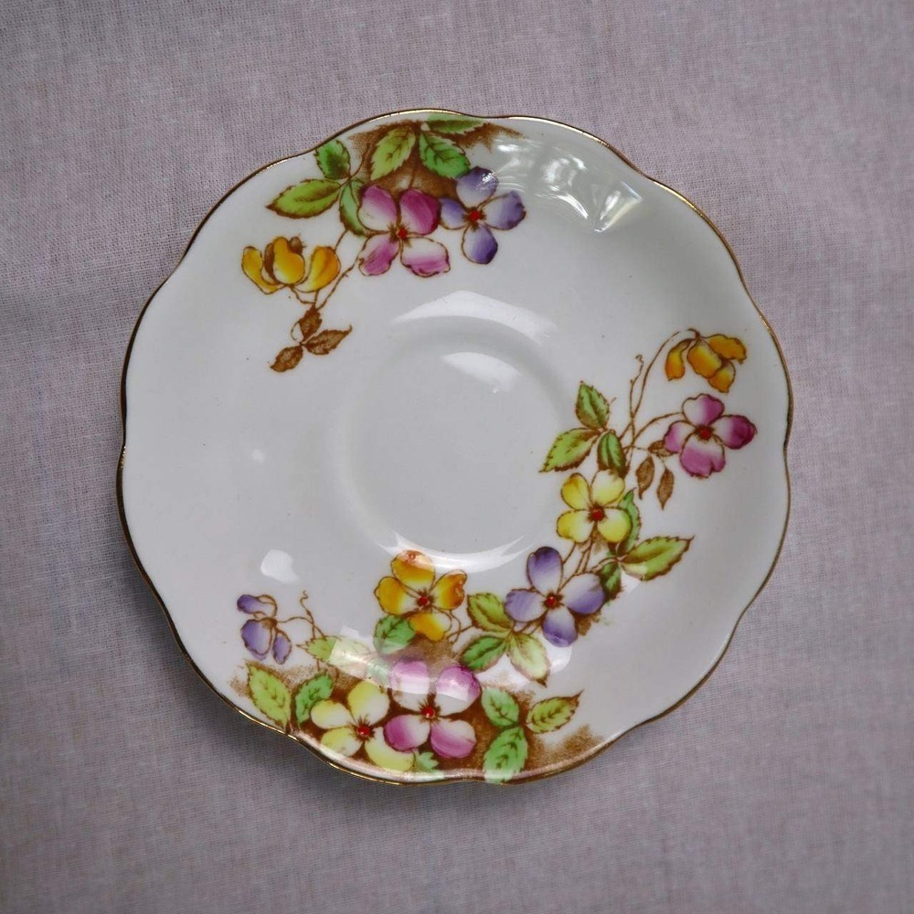 Royal Albert Clematis Bone China England Teacup &‎ Saucer Floral Vintage Set - Picture 2 of 5